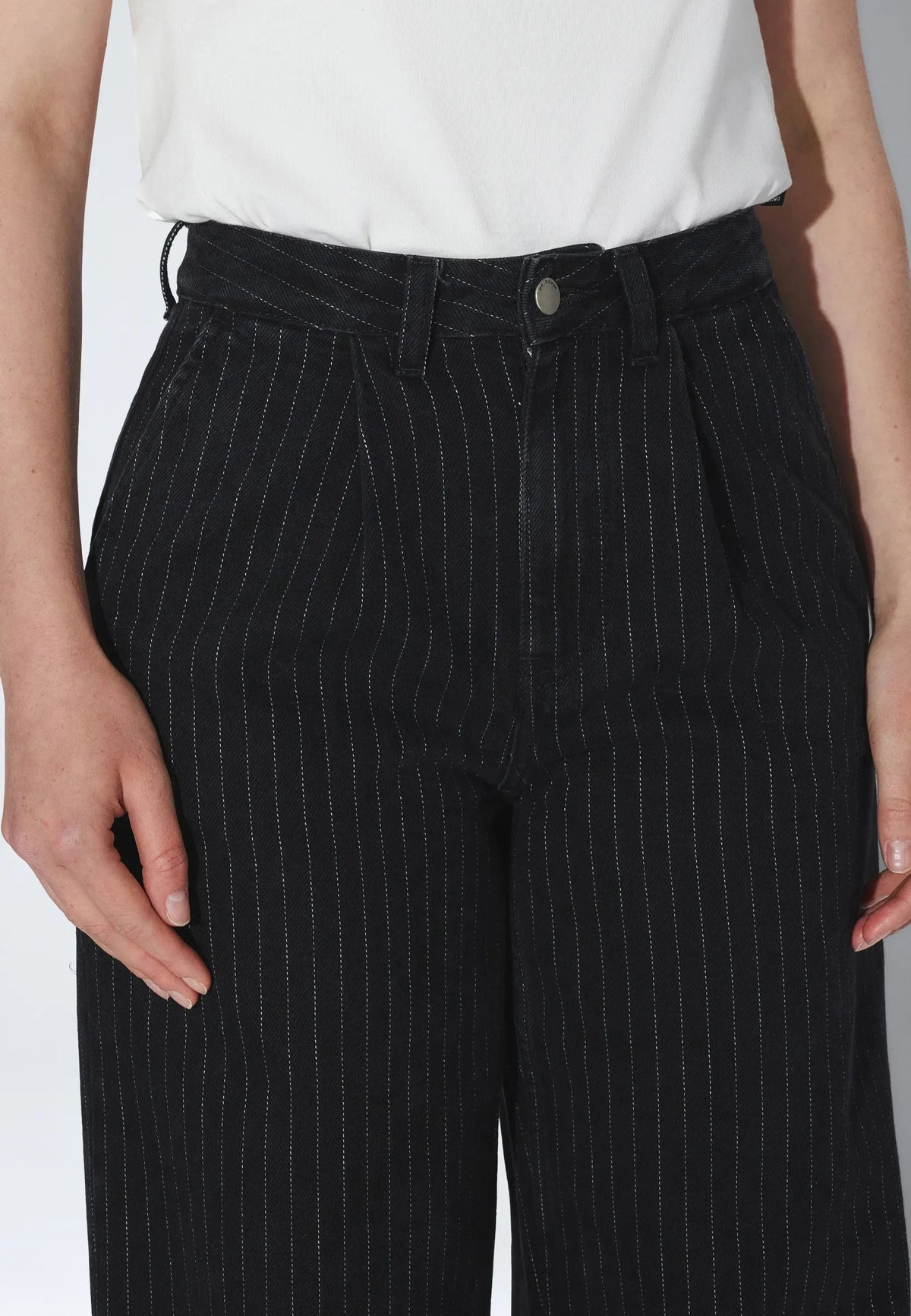 Rhue High Wide Pleated | Washed Black Pinstripe