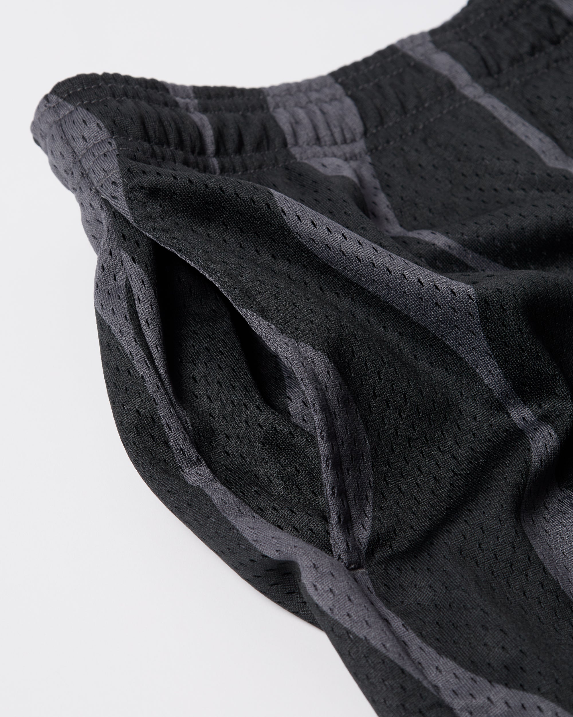 Waved Mesh Shorts | Black