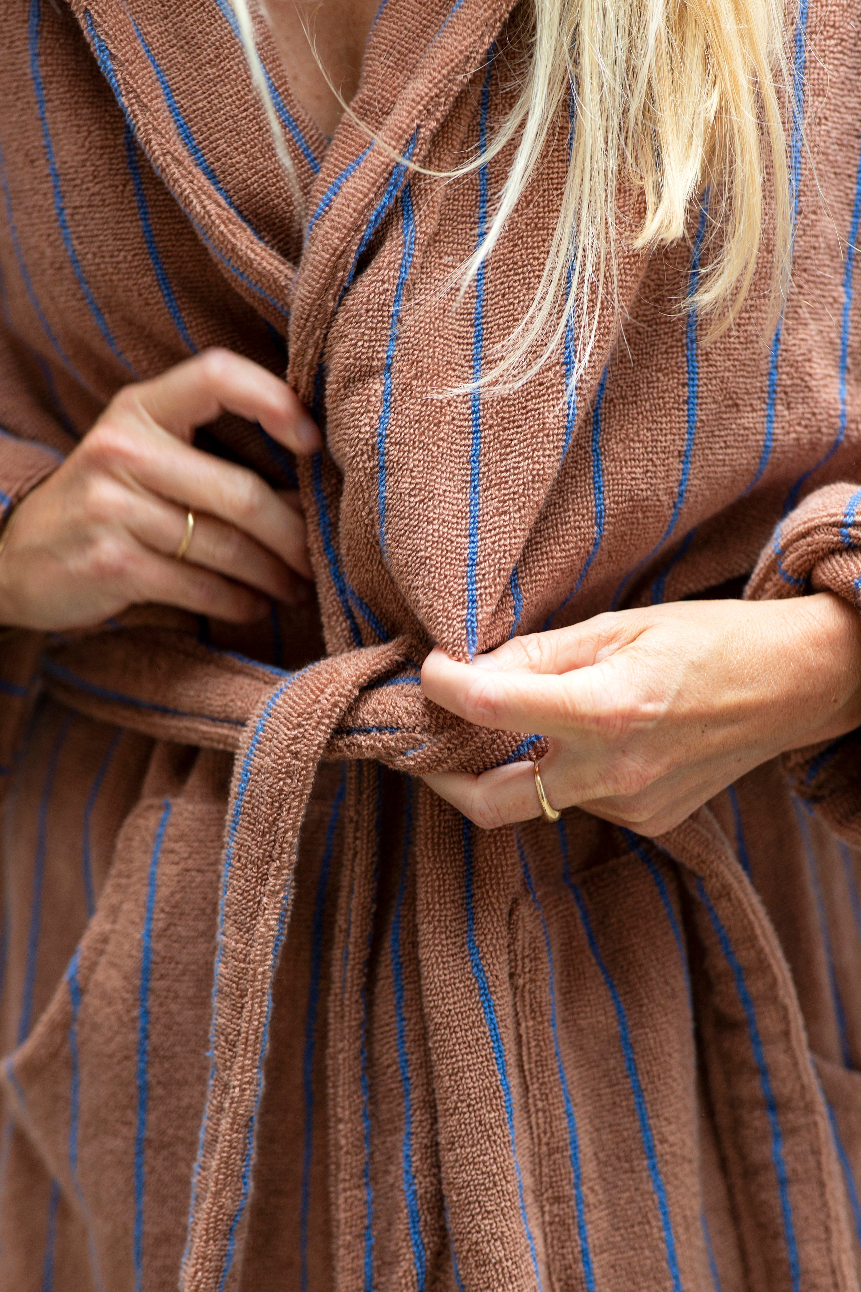 Naram Bathrobe, camel & ultramarine
