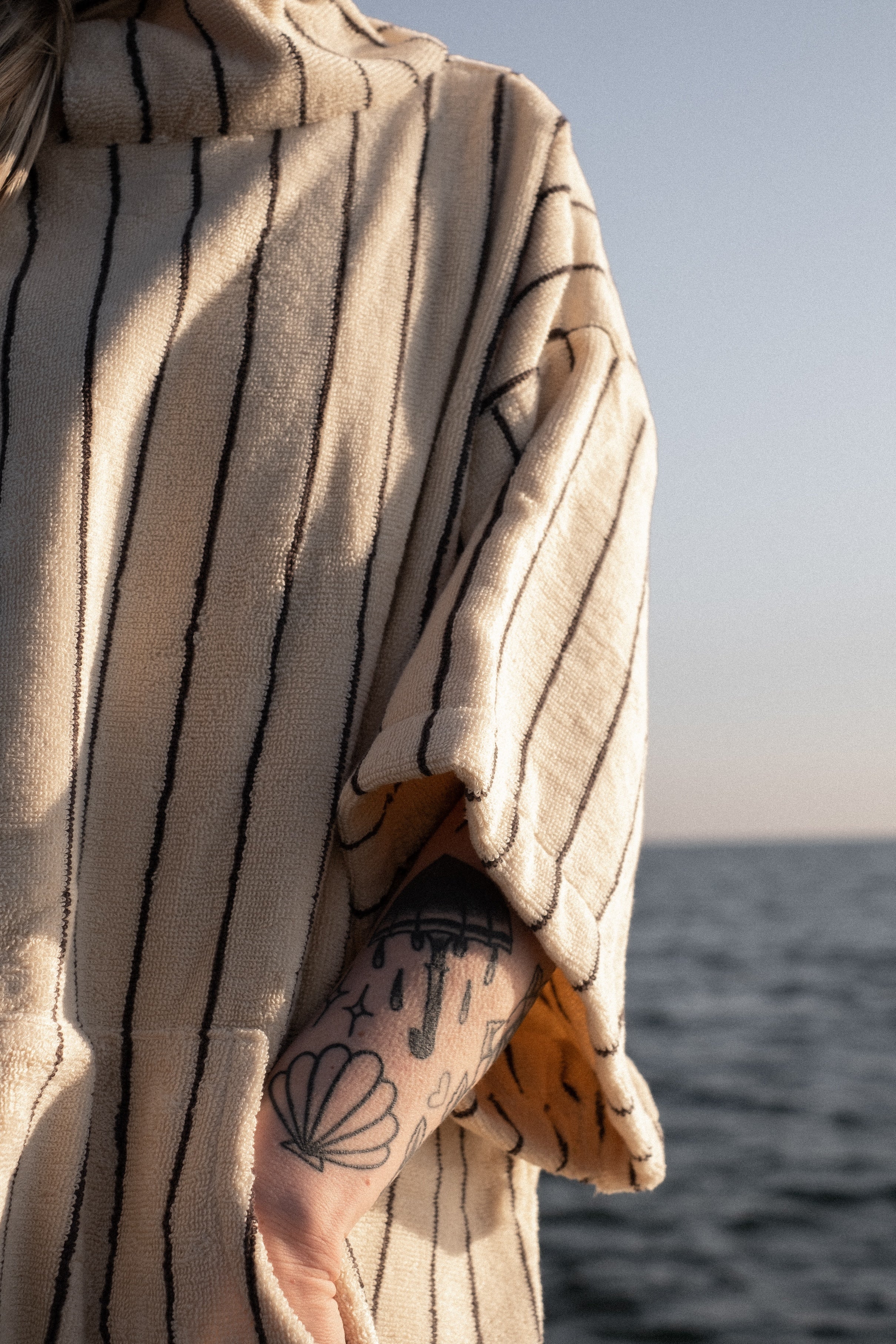 Naram Poncho, creme & ink